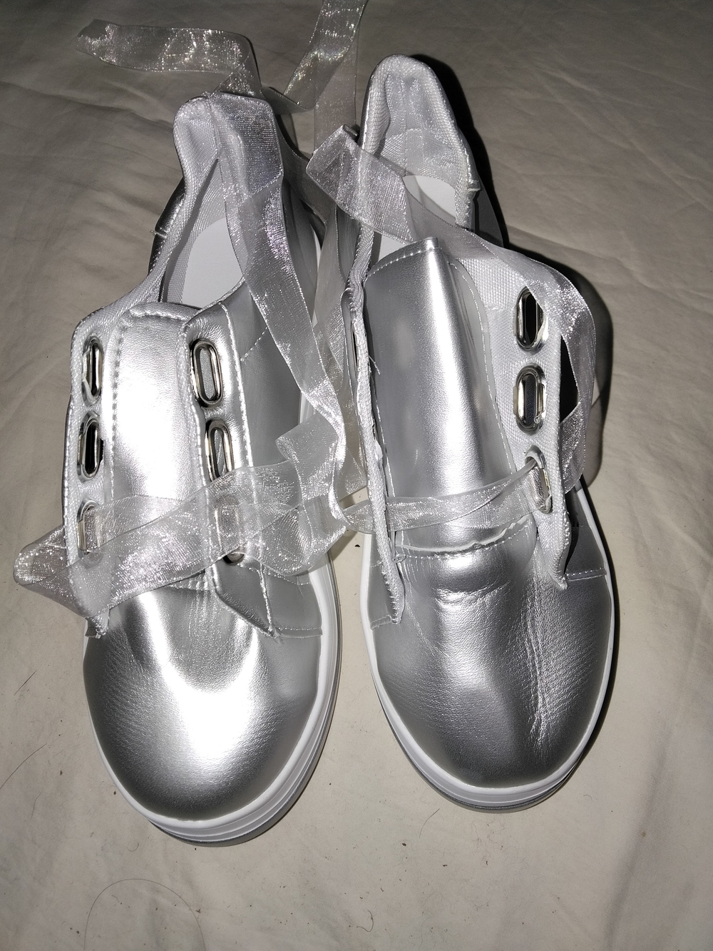Source Unknown Silver Metallic Women's Ribbon-Lace Sneakers